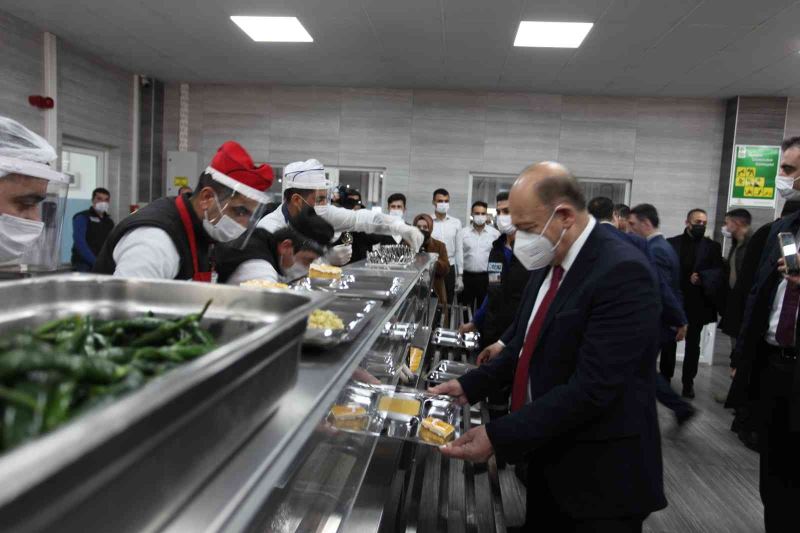 Bakan Bilgin işçilerle yemek sırasına girdi
