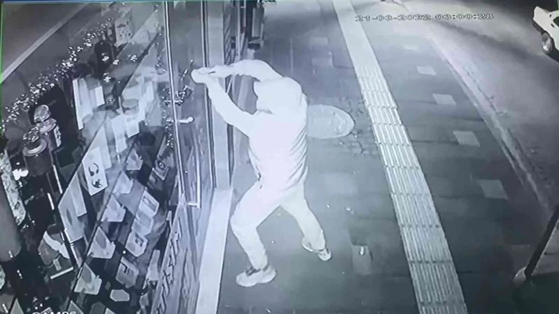 İş yerinin camını kırıp 15 telefonu çaldı, o anlar kameraya yansıdı

