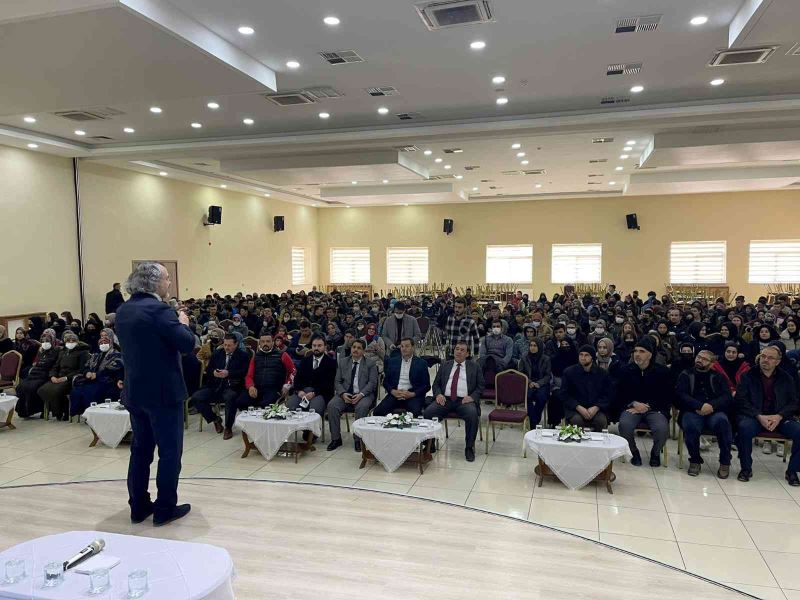 Konya Büyükşehir Belediyesinin Şehir Konferansları sürüyor
