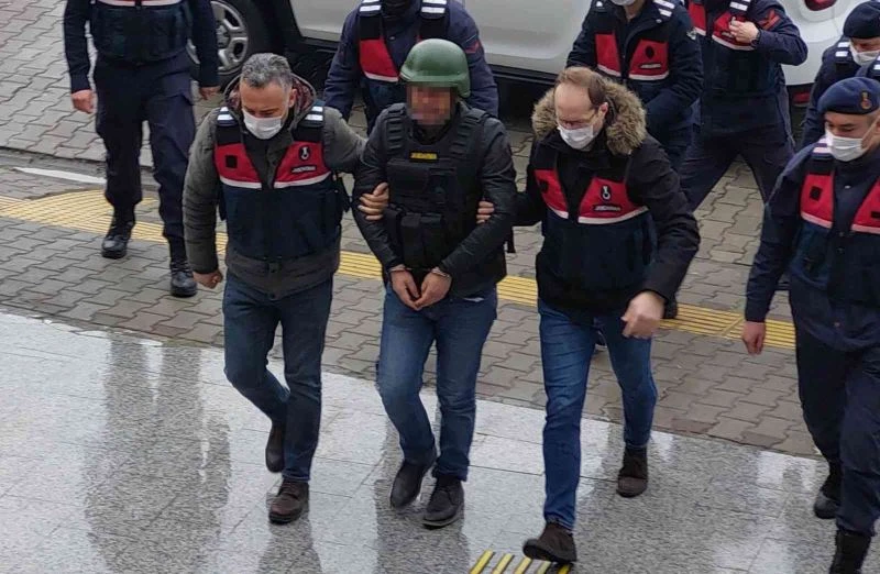 Hakimin gözünün önünde akrabasını öldüren şahıs tutuklandı
