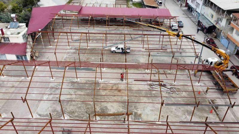 Hassa’da pazar yerinin çatısı onarılıyor

