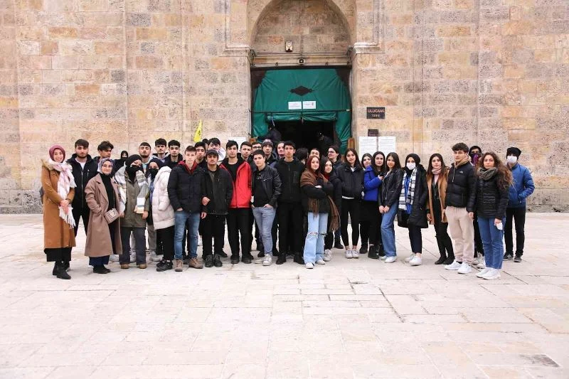 Gürsulu gençler ecdadın izleriyle buluştu
