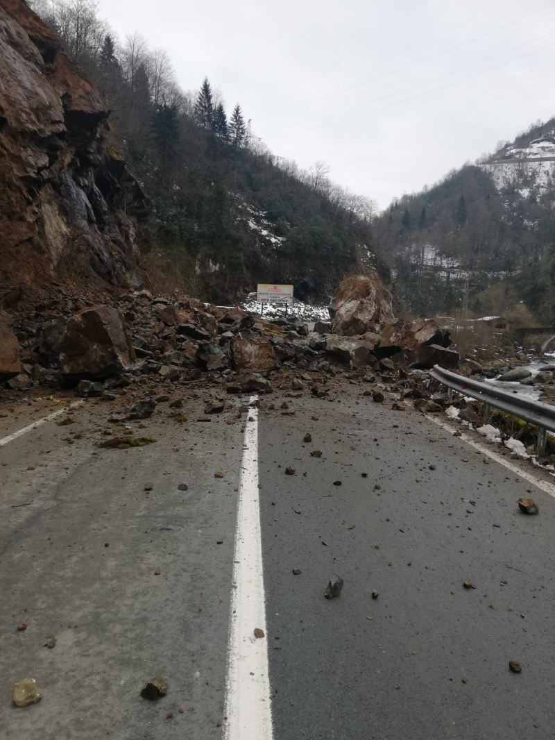 Rize’nin Hemşin ilçesinde meydana gelen heyelan nedeniyle karayolu 2 saat ulaşıma kapandı
