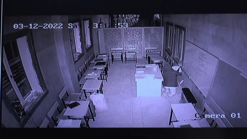 Camide sabahlayan hırsız sadaka kutusundaki paraları çalıp kayıplara karıştı
