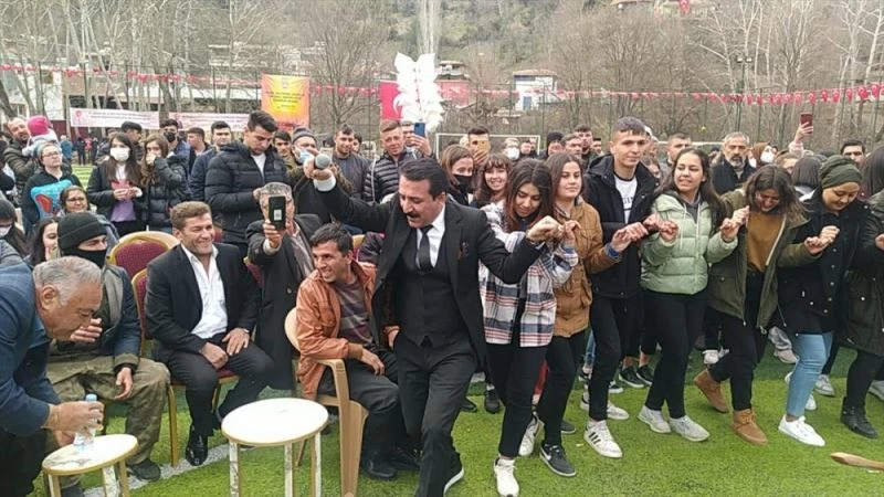 Şarkıcı Latif Doğan, Feke