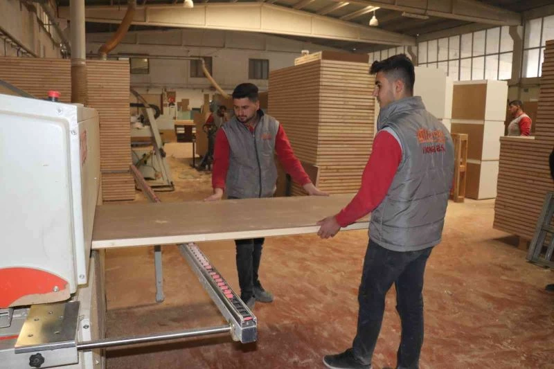 Hem eğitim alıyor hem de para kazanıyorlar
