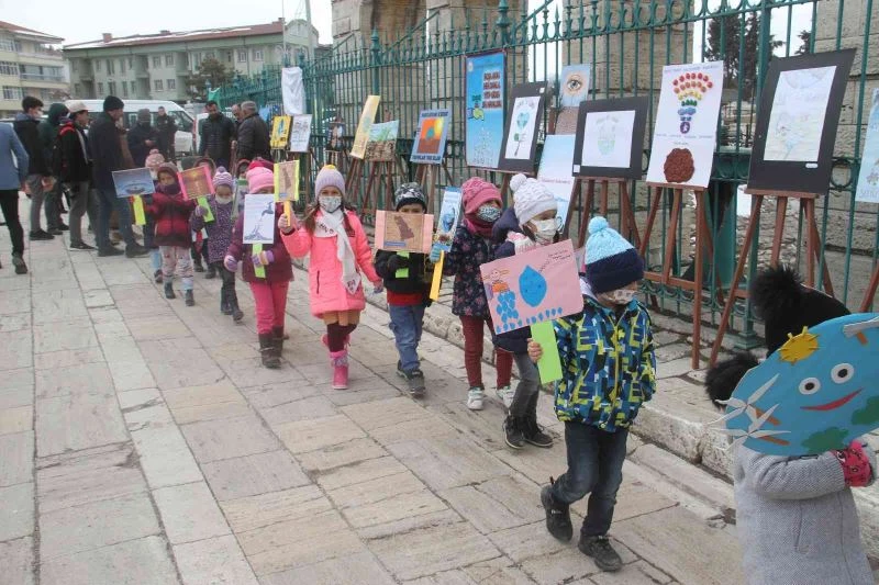 Konya’da minik öğrenciler su tasarrufuna dikkat çekmek için yürüdü
