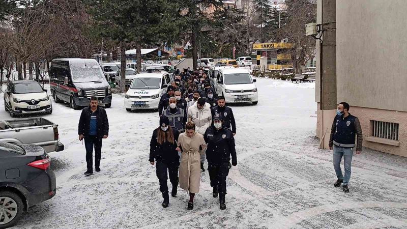 Sosyal medyadan dolandırıp eğlence mekanlarında harcadılar
