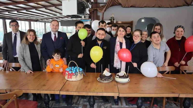 Down sendromlu çocuklar parmak boyası yaptı
