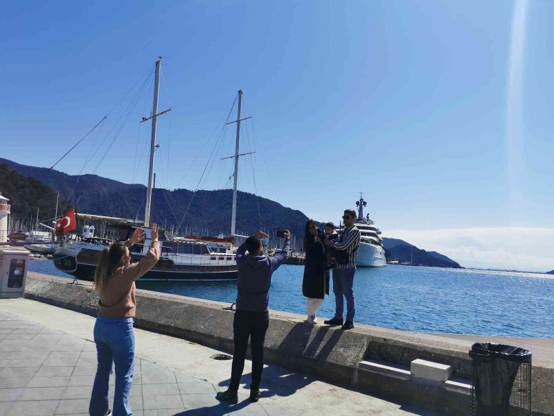 Milyarlık yatı gören fotoğraf çektirdi, denize atladı
