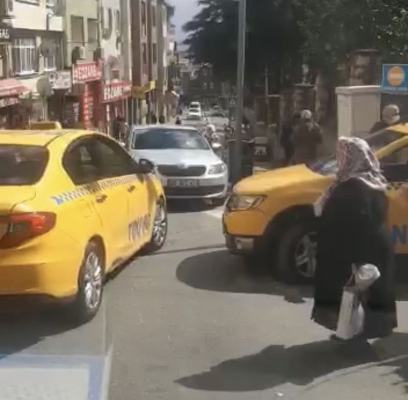 İstanbul’da yaşlı kadın taksiye binebilmek için yalvardı
