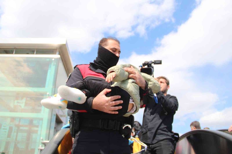 Yabancı uyruklu kadın üst geçitte, polis ve sağlıkçılara ecel terleri döktürdü
