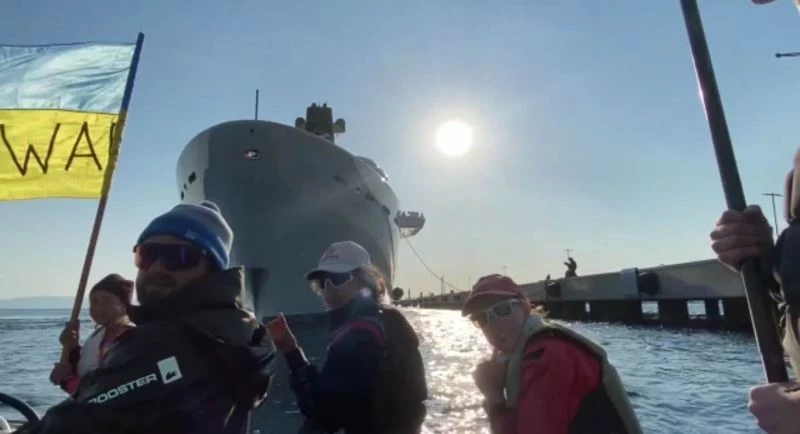 Ukraynalı yelkenciler, Abramoviç’in milyon dolarlık yatının önünü kesip gitmesini istedi
