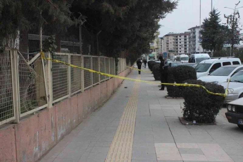 Hastane önünde karısına kurşun yağdırdı
