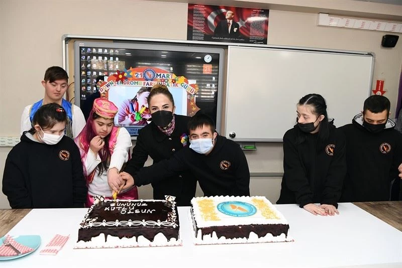 Vali Funda Kocabıyık, down sendromlu çocuklarla pasta kesti
