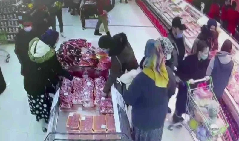 Sancaktepe’de kaşla göz arasındaki 10 bin liralık telefon hırsızlığı kamerada
