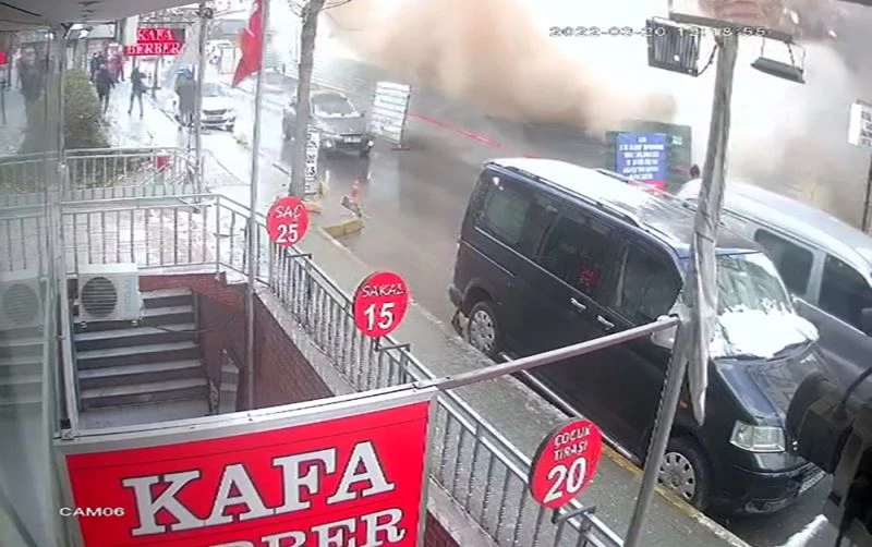 Avcılar’da kontrollü yıkım sırasında bina çöktü: Faciadan dönülen anlar kamerada
