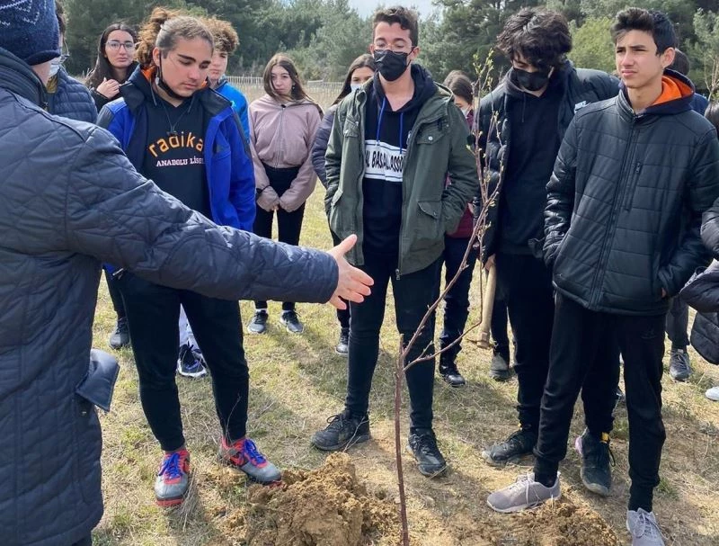 Radikal Okulları öğrencileri Dünya Su Günü’nde fidan dikti
