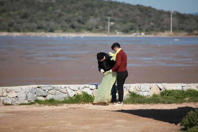 Tuzla Sulak Alanı’ndan 2 saate 33 poşet çöp çıktı
