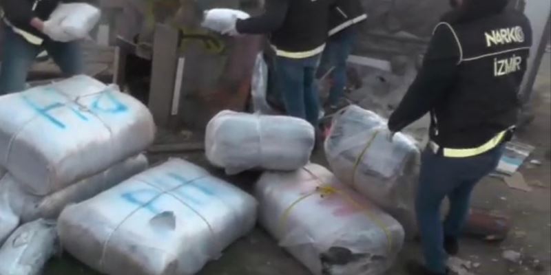 İzmir’de torbacı çiftliğine baskın: Yüklü miktarda uyuşturucu ele geçirildi

