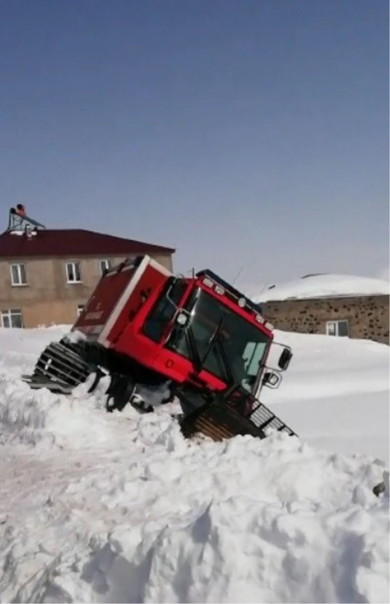 Kars’ta paletli ambulans yan yattı
