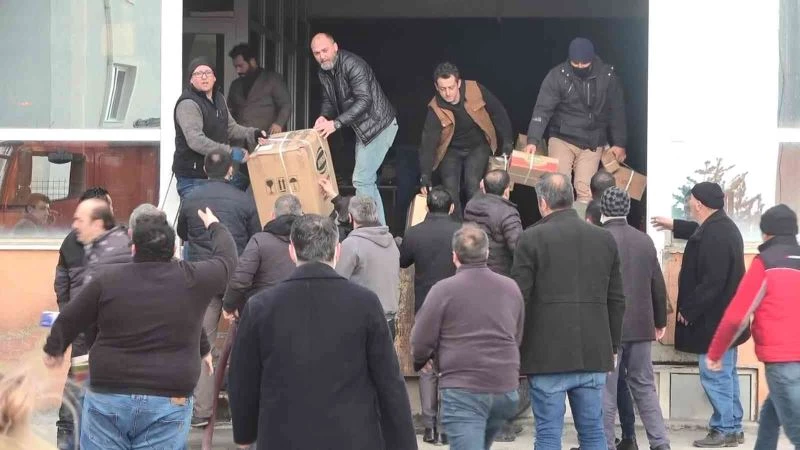 Yangının çıktığı depodaki malzemeleri çıkartmak için zamanla yarıştılar
