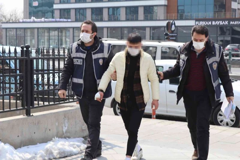 Önüne geleni bıçakladı
