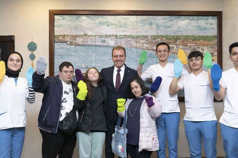 Down sendromuna renkli çoraplarla dikkat çektiler
