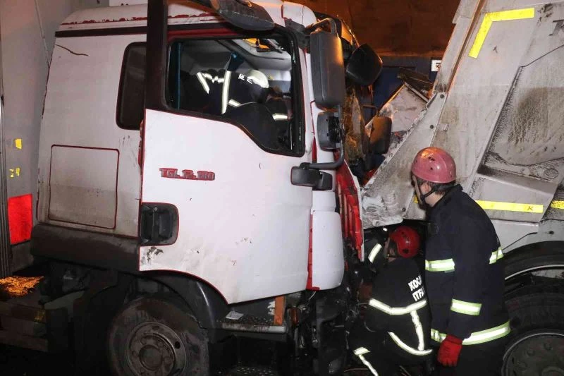 Tünelde feci kaza, 3 kamyon birbirine girdi
