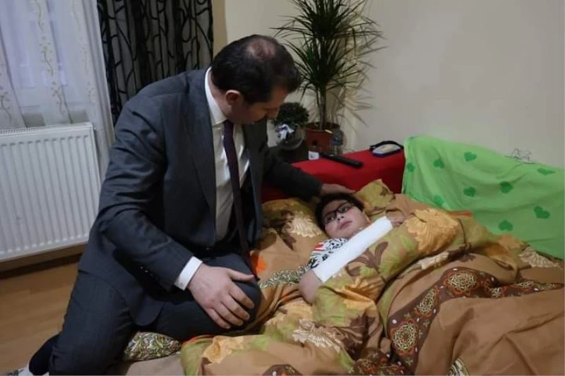 Köpekten kaçarken araba çarpan çocuğa sürpriz ziyaret