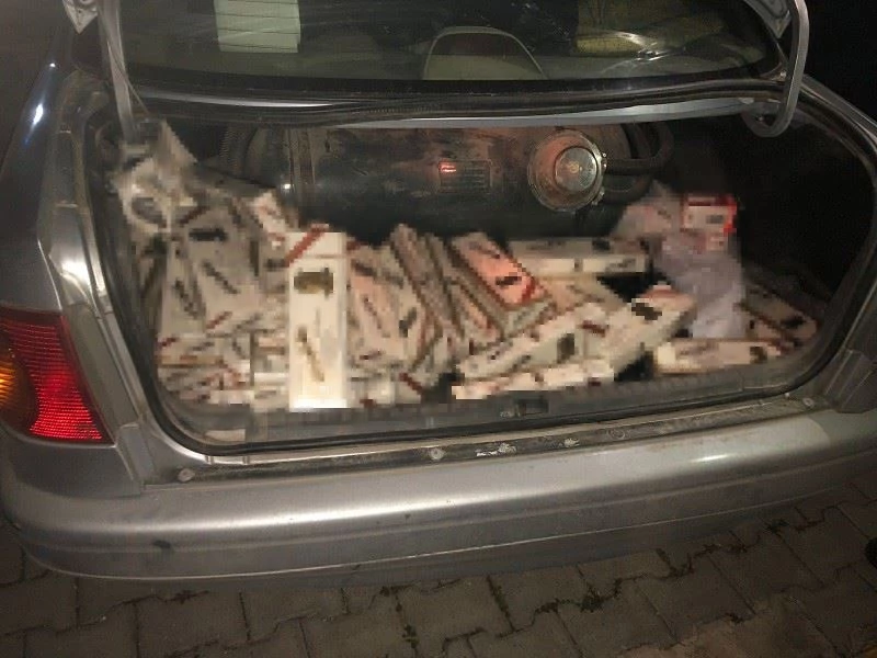 El altından kaçak sigara satan şüphelilere suçüstü
