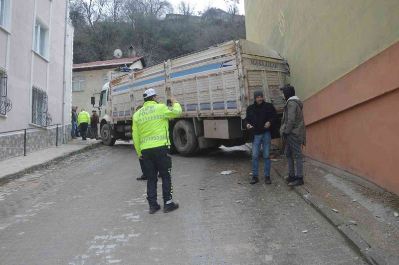 Tokat’ta geri geri kayan kamyon apartmana daldı
