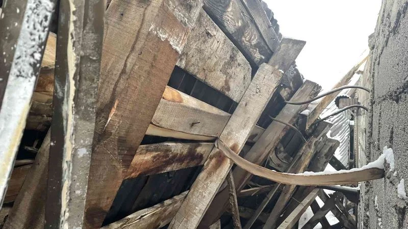 Kar yağışından deponun çatısı çöktü
