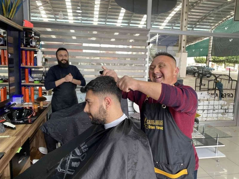 Down sendromlu Erdem 13 yıldır berberlik yapıyor
