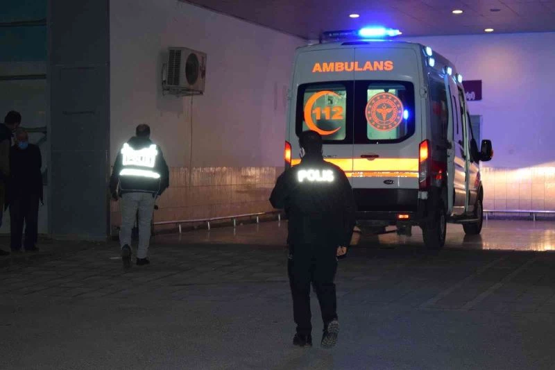 Husumetlilerin bıçaklı kavgası kanlı bitti: 2 ağır yaralı
