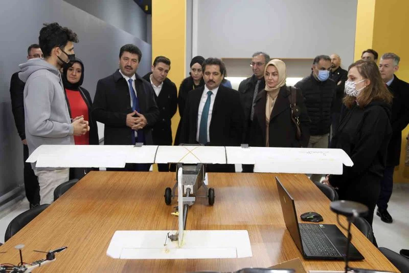 Cumhurbaşkanı Başdanışmanı Küçükyılmaz, öğrenci ve akademisyenlerle bir araya geldi
