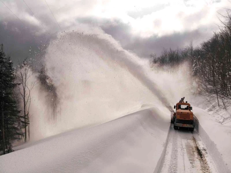 Mart bitti, kar esareti bitmedi: 2 metre karla zorlu mücadele
