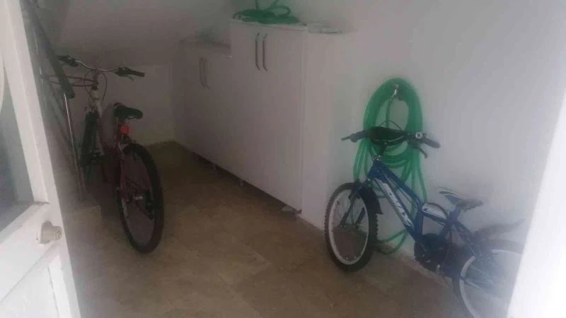 Kağıt toplayıcısı, bebek arabasını çek çek arabasına koyup götürdü
