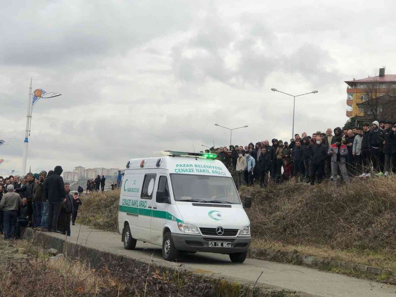 Rize’de kayıp şahısın öldürüldüğü şüphesi üzerine iş makinesi ile arama çalışma başlatıldı
