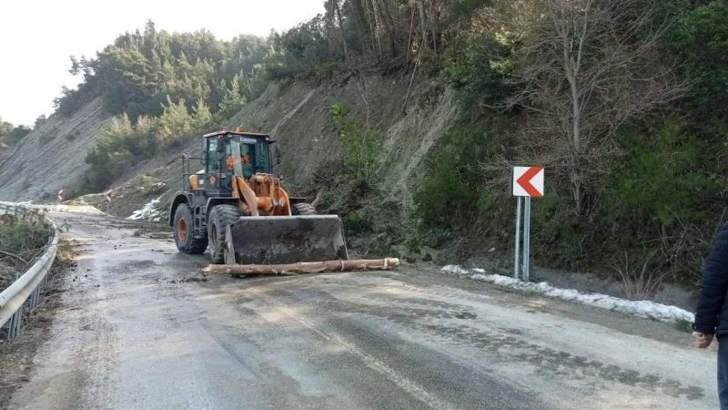 Eriyen kar heyelana sebep oldu
