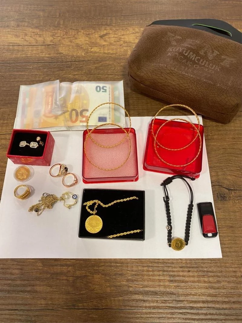 Ağrı’da minibüste düşürülen 100 bin lira değerindeki döviz ve altın sahibine teslim edildi
