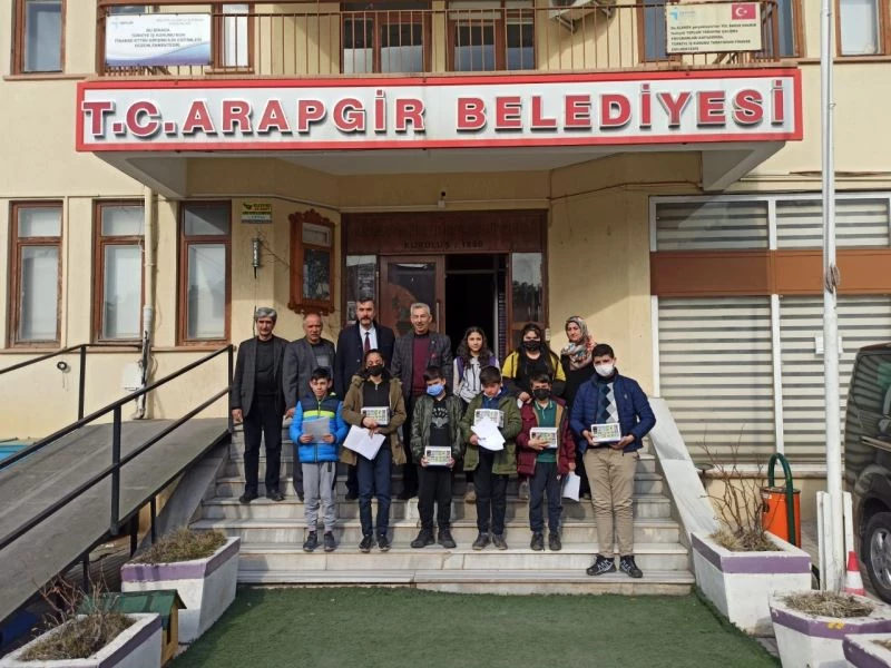 Başkan Cömertoğlu’ndan öğrencilere destek
