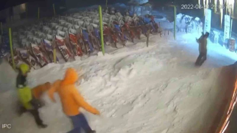 Ayı ile böyle göz göze geldiler...Uludağ’da ayı paniği kamerada
