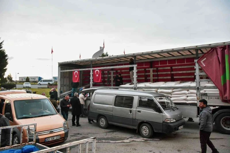 Rizeli arıcılar arı besleme şekeri dağıtımına yoğun ilgi gösterdi
