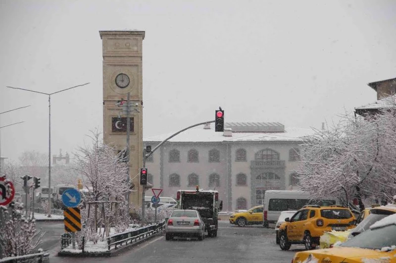 Oltu’da martta yağan kar besicileri zorluyor
