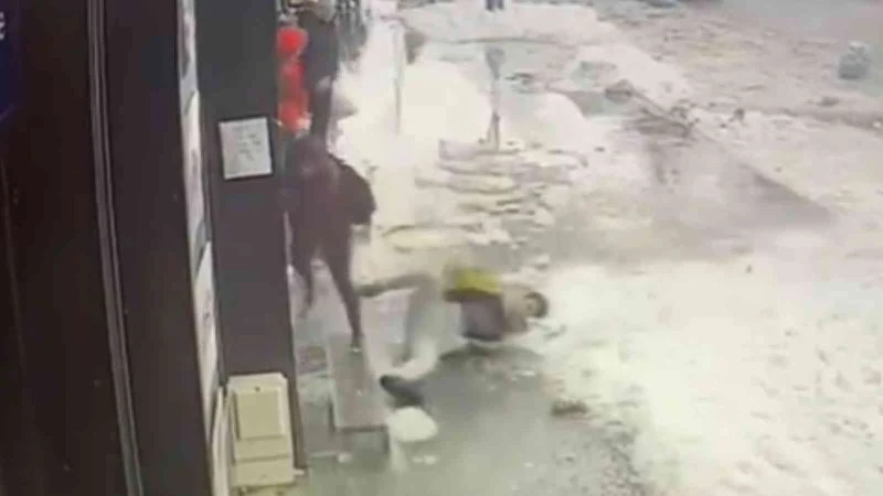 Tonlarca kar kütlesinin altında kalmaktan son anda kurtuldular
