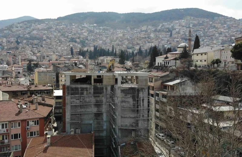 Şehrin siluetini bozan binada yıkım başladı
