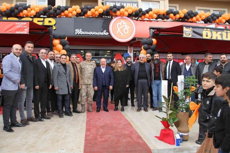 Silopi’de vatandaşlara bin adet hamburger ikram edildi
