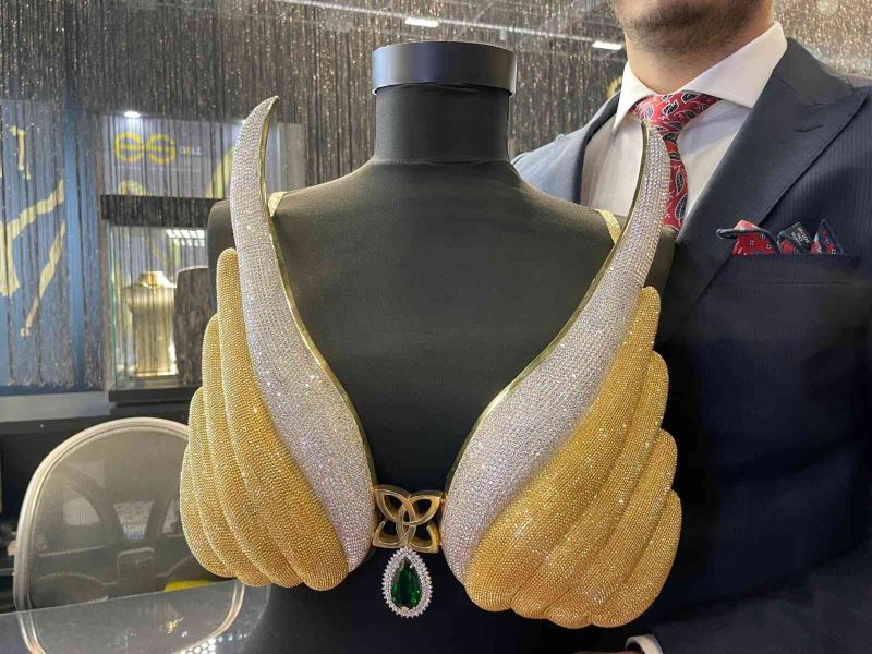 Ünlü manken Çağla Şikel 5 milyon TL değerinde altın kaplama büstiyer giydi
