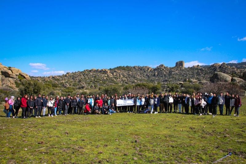 ADÜ Doğa ve Yaşam Topluluğu ’Şehitler Anısına’ yürüyüş gerçekleştirdi
